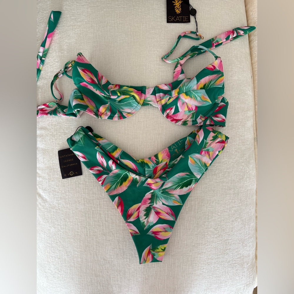 Skatie Leaf Pattern Bikini Set